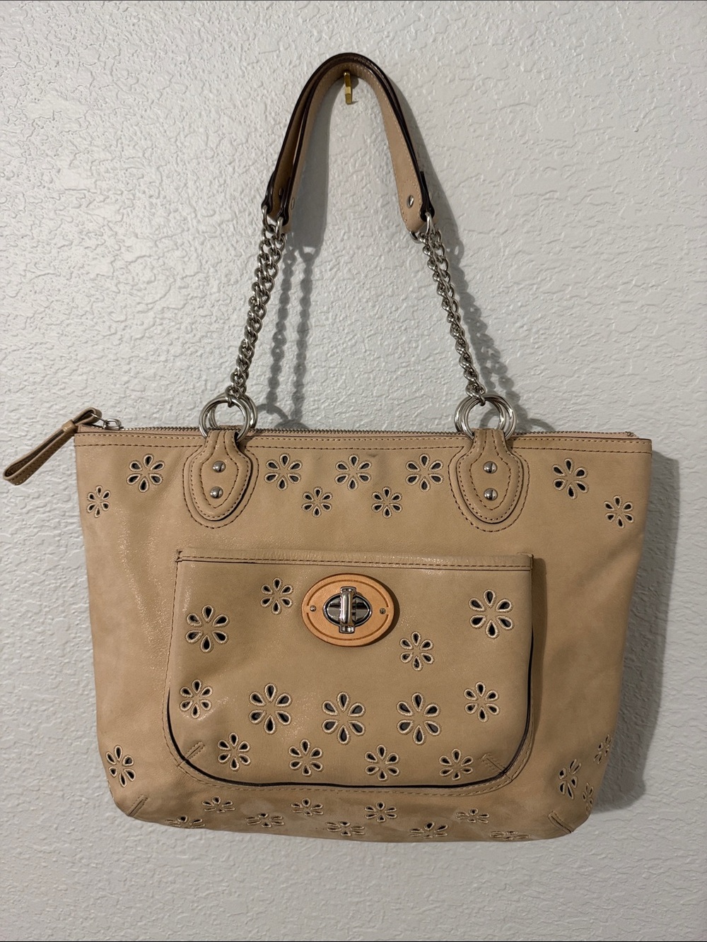 COACH Poppy Leather Daisy Eyelet Chain Tote Bag Beige Tan Turnlock 23842 Y2K